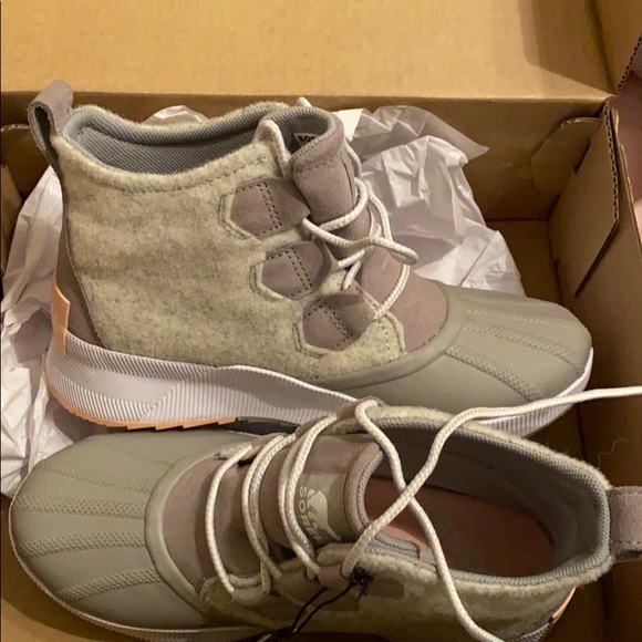 Sorel boots size 6.5 - Picture 2 of 3